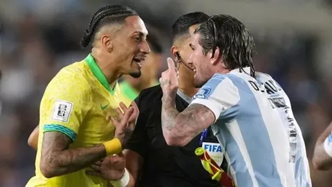 Raphinha (trái, Brazil) đã trả giá vì coi thường chủ nhà Argentina