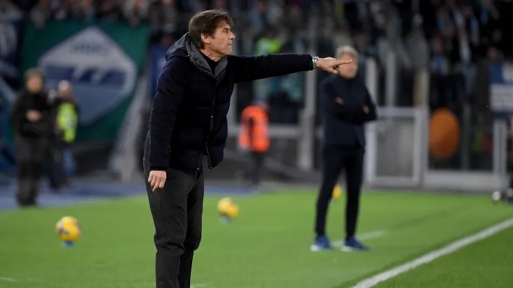 HLV Antonio Conte chỉ đạo các cầu thủ Napoli