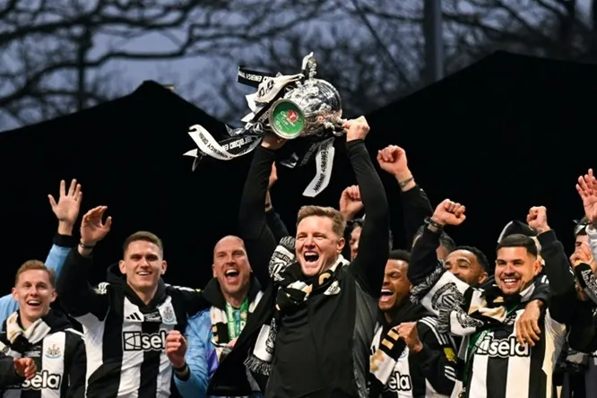 HLV Eddie Howe trên xe bus diễu hành trên đường phố