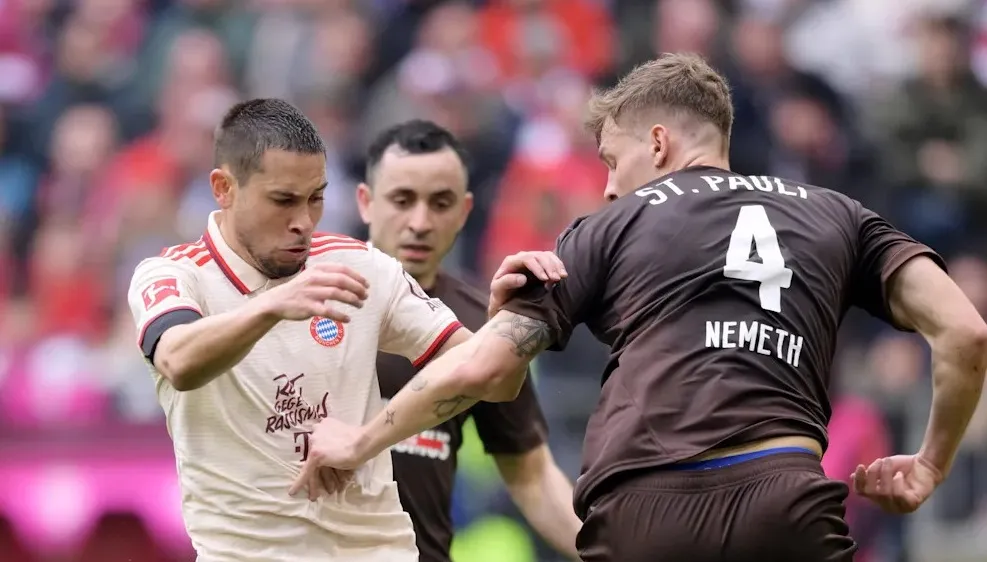Raphael Guerreiro (trái) là điểm yếu của hàng thủ Bayern Munich hiện thời