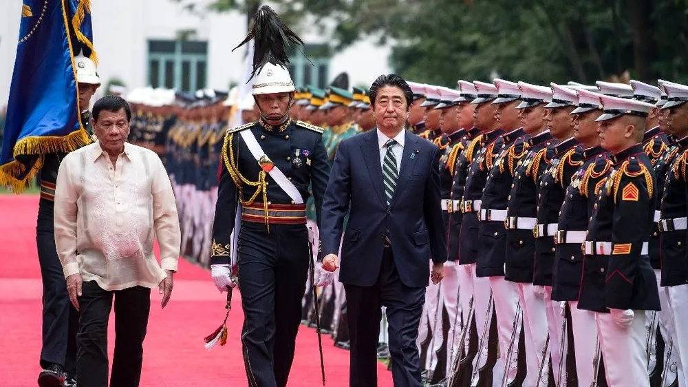 Thủ tướng Nhật Bản Shinzo Abe (phải) trong chuyến thăm Philippines khi Tổng thống Rodrigo Duterte nhậm chức năm ngoái. Ảnh: AP 