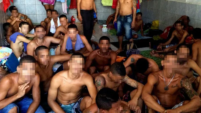 Tù nhân la liệt trong một nhà tù ở Brazil. Ảnh: INDIPENDENT