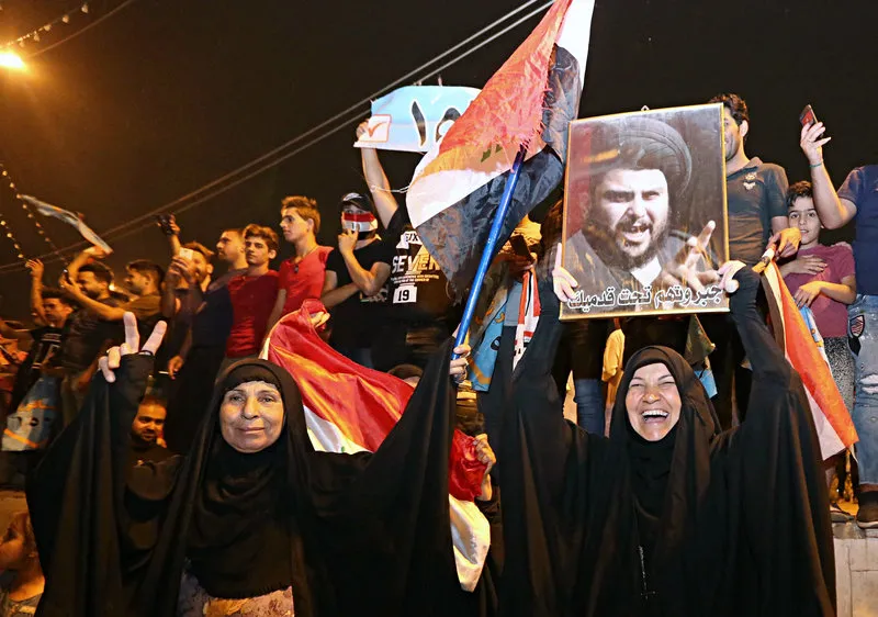 Người dân Iraq ủng hộ liên minh của giáo sĩ Hồi giáo dòng Shiite Moqtada al-Sadr sáng sớm ngày 14-5. Ảnh: AP