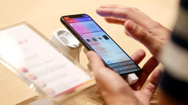 Apple tăng cường tính năng cho các khách hàng. Ảnh: Reuters