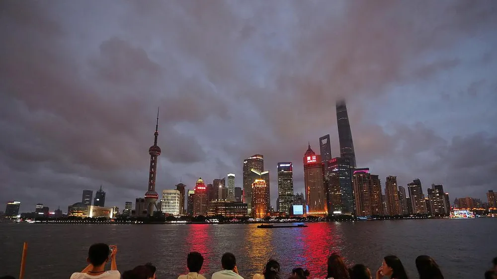 Khách du lịch thưởng thức đêm Thượng Hải ngày 21-7 trước khi bão Ampil đến. Ảnh:China Daily