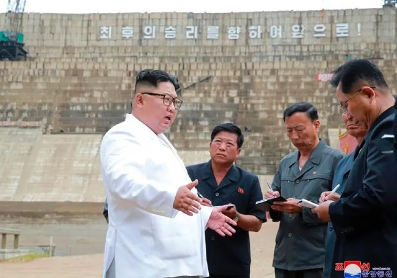 Nhà lãnh đạo Triều Tiên Kim Jong-un thanh sát công trường xây dựng nhà máy thủy điện ở tỉnh Bắc Hamgyong, Triều Tiên. Ảnh : preecevilleprogress.com 