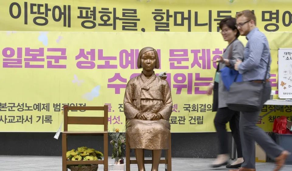 Biểu tượng "phụ nữ mua vui" gần Đại sứ quán Nhật Bản ở thủ đô Seoul, Hàn Quốc. Ảnh: Kyodo