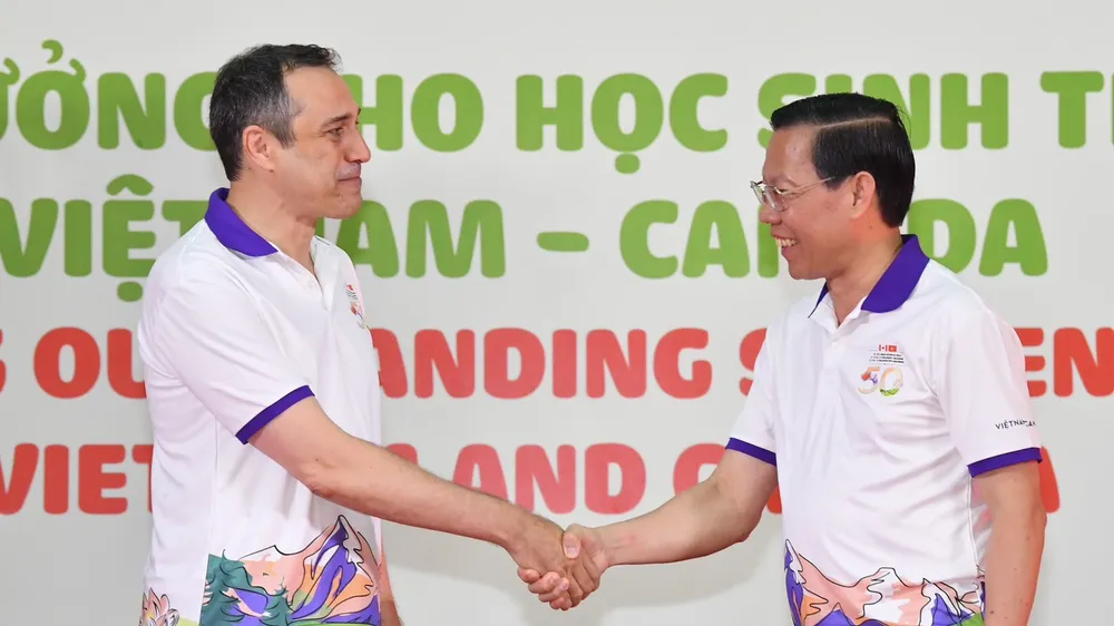 Chủ tịch UBND TPHCM Phan Văn Mãi và Tổng lãnh sự Canada tại TPHCM Behzad Babakhani tại buổi lễ. Ảnh: VIỆT DŨNG 