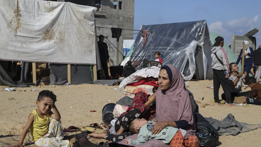 Người Palestine ở Gaza chạy lánh nạn đến Rafah. Ảnh: AP