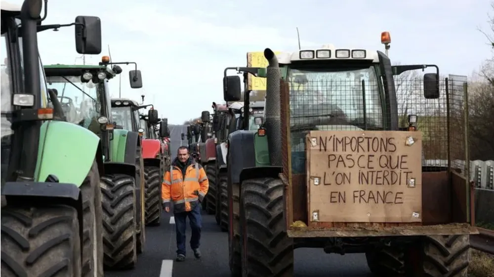 Nông dân Pháp sẵn sàng chờ tiến vào thủ đô Paris. Ảnh: YAHOO NEWS