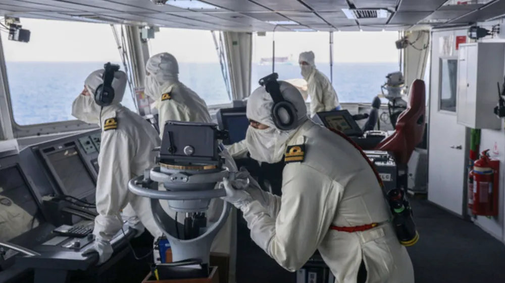 Lực lượng HMS Diamond của Hạm đội Hoàng gia Anh đã bắn hạ một tên lửa do lực lượng Houthi bắn từ Yemen ngày 24-4. Ảnh: Arab News