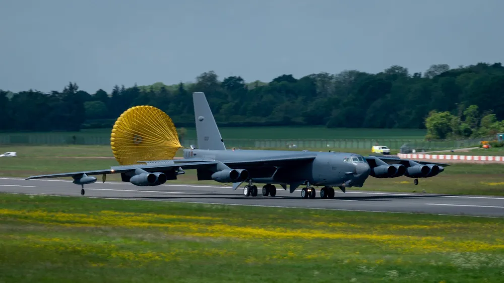 Một chiếc B-52H Stratofortress của Mỹ hạ cánh tại căn cứ Không quân RAF Fairford, Anh, ngày 20-5. Ảnh: airandspaceforces.com
