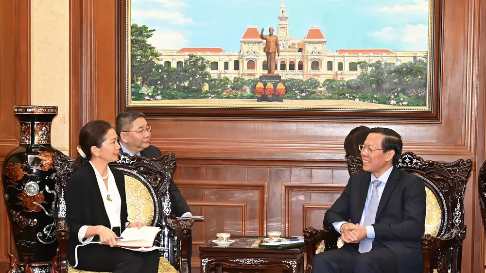 Đồng chí Phan Văn Mãi tiếp bà Pauline Tamesis. Ảnh: VIỆT DŨNG