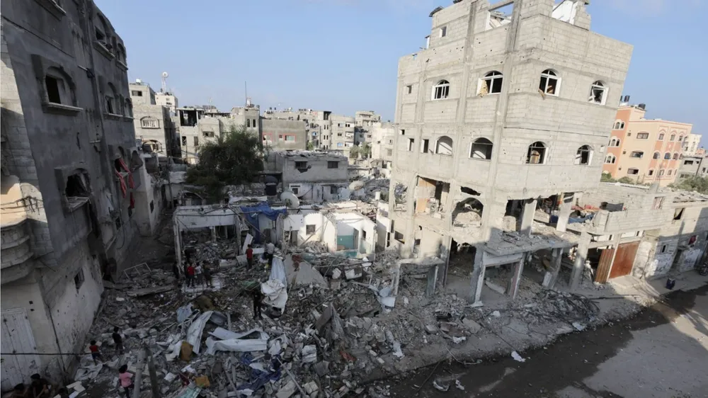 Trẻ em Palestine tại một ngôi nhà vừa bị không kích ngày 14-8- 2024. Ảnh: AAWSAT