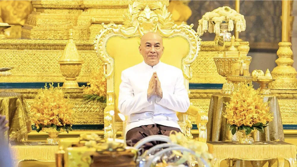 Vua Norodom Sihamoni đang cầu nguyện trong một nghi lễ tôn giáo tại Cung điện Hoàng gia ngày 28-10. Ảnh: KHMER TIMES