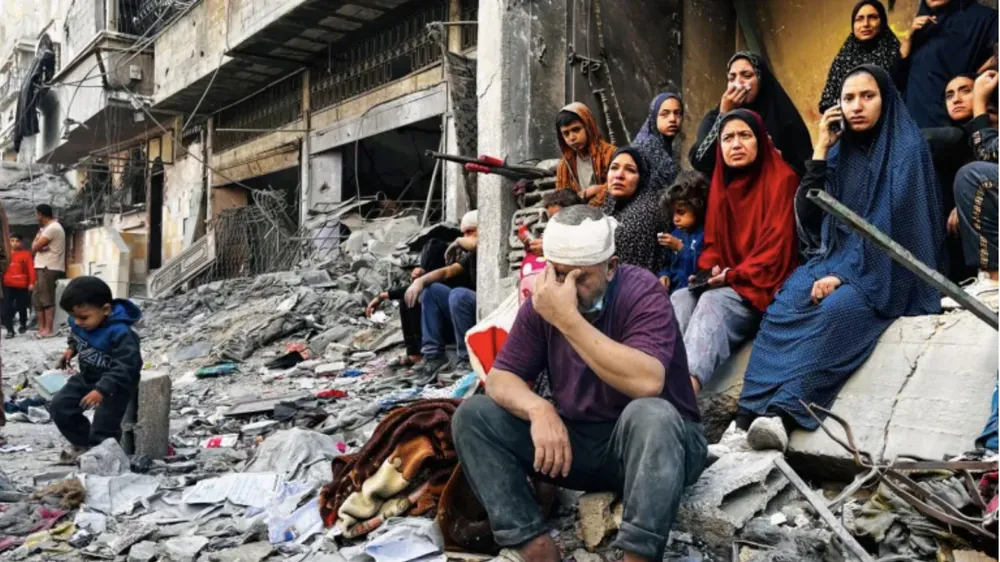 Người dân Palestine ngồi trên đống đổ nát của một tòa nhà bị trúng bom của Israel ở Beit Lahiya, phía bắc Gaza. Ảnh: Al Jazeera