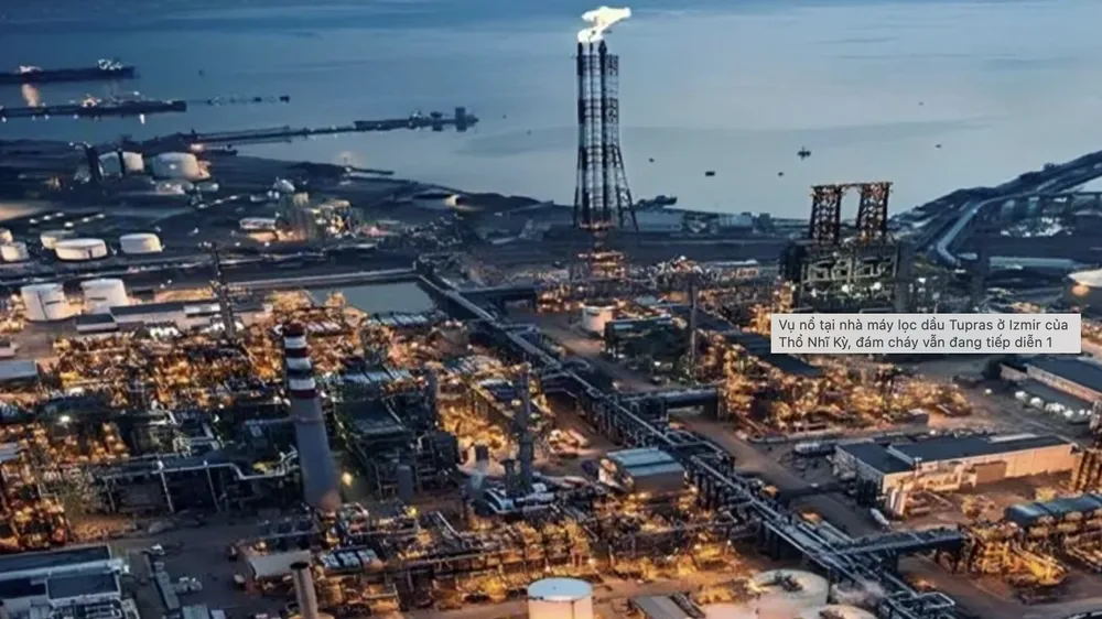 Vụ nổ xảy ra tại nhà máy lọc dầu Tupras ở Izmir, Thổ Nhĩ Kỳ ngày 25 - 11. Ảnh : NTV