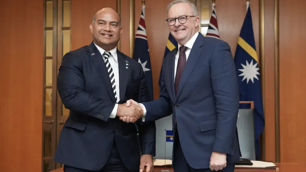Tổng thống Nauru David Adeang và Thủ tướng Anthony Albanese sau lễ ký hiệp ước an ninh. Ảnh : ABC News