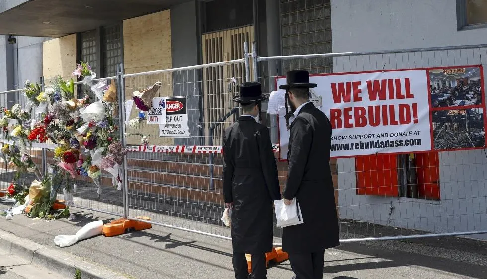Bên ngoài Nhà thờ Do Thái Adass Israel bị tấn công ở Melbourne, ngày 9-12-2024. Ảnh: THE AUSTRALIAN