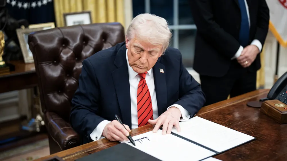 Tổng thống Donald Trump tại Phòng Bầu dục ngày 10-2. Ảnh: Washington Post