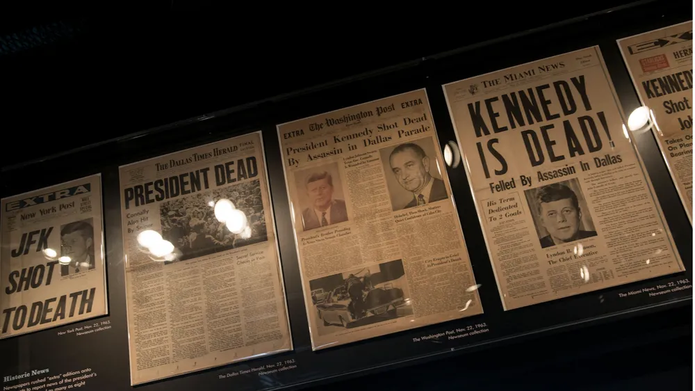 Trang nhất về vụ ám sát Tổng thống John F. Kennedy trên khắp các tờ báo Mỹ . Ảnh : Getty Images
