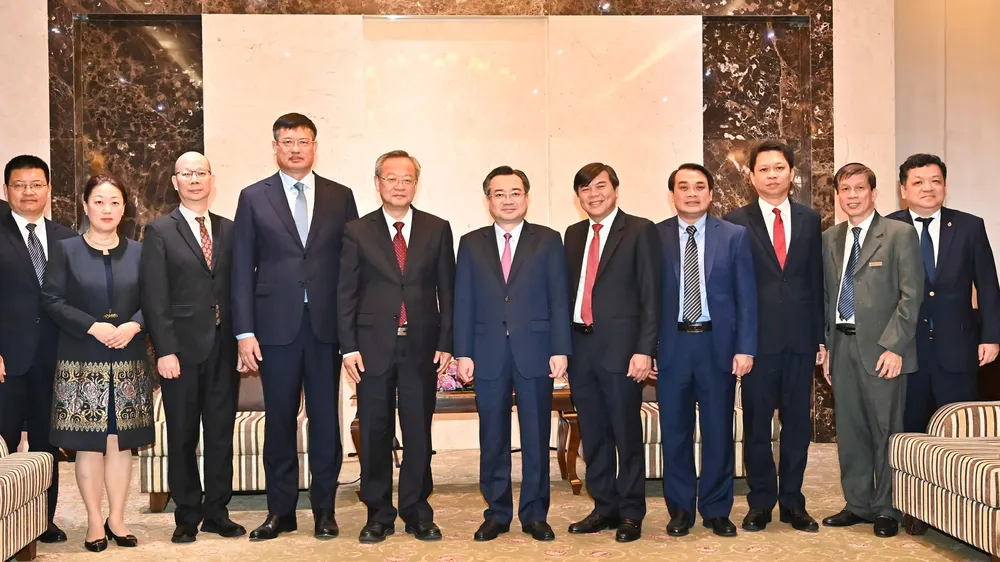 Đoàn đại biểu hai bên chụp ảnh lưu niệm. Ảnh: VIỆT DŨNG