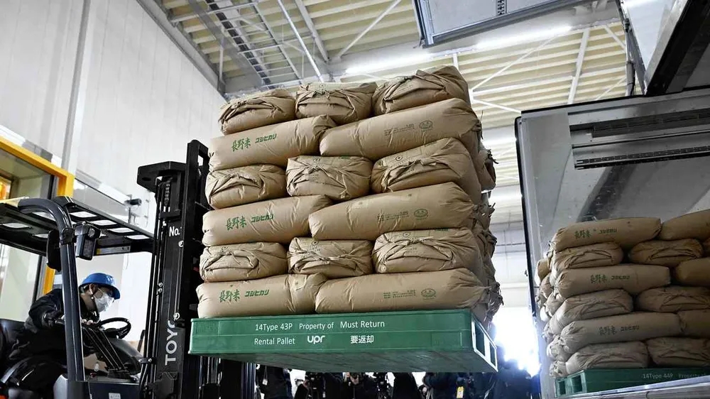 Xuất gạo dự trữ ra khỏi một nhà kho ở tỉnh Saitama ngày 18 - 3. Ảnh : Yomiuri Shimbun