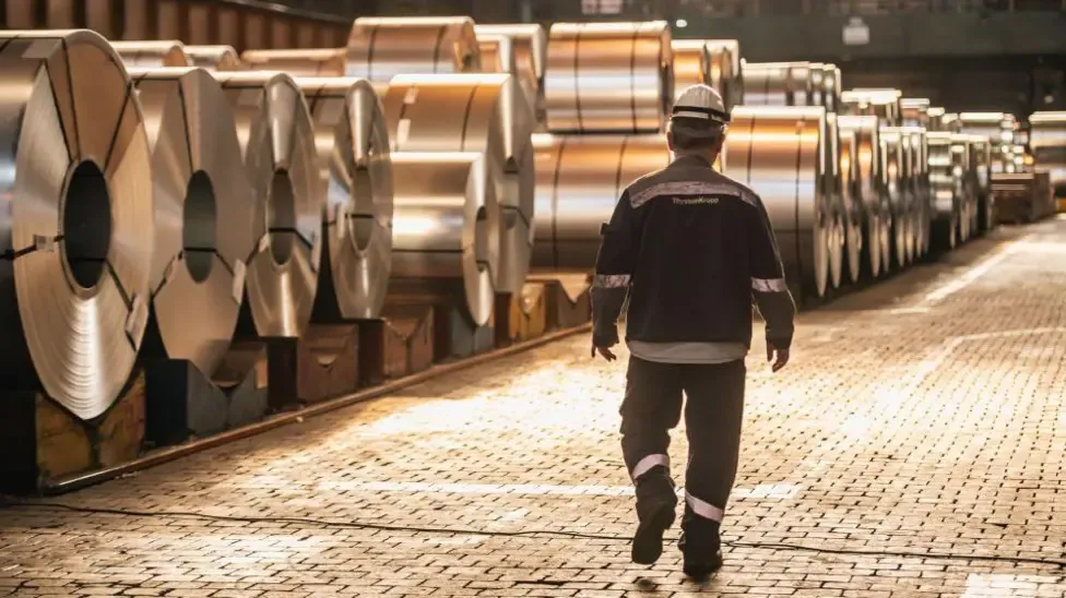 Thép cuộn thành phẩm tại nhà máy thép Thyssenkrupp ở Duisburg, Đức. Ảnh: Getty Images