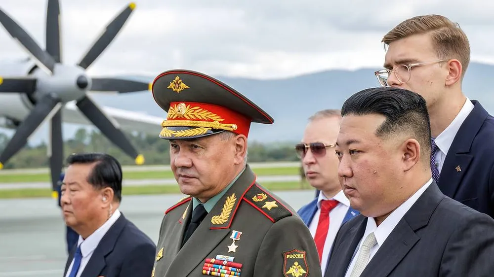 Thư ký Hội đồng an ninh Nga, Sergei Soigu (trái) và lãnh đạo Kim Jong Un (phải). Ảnh : TASS