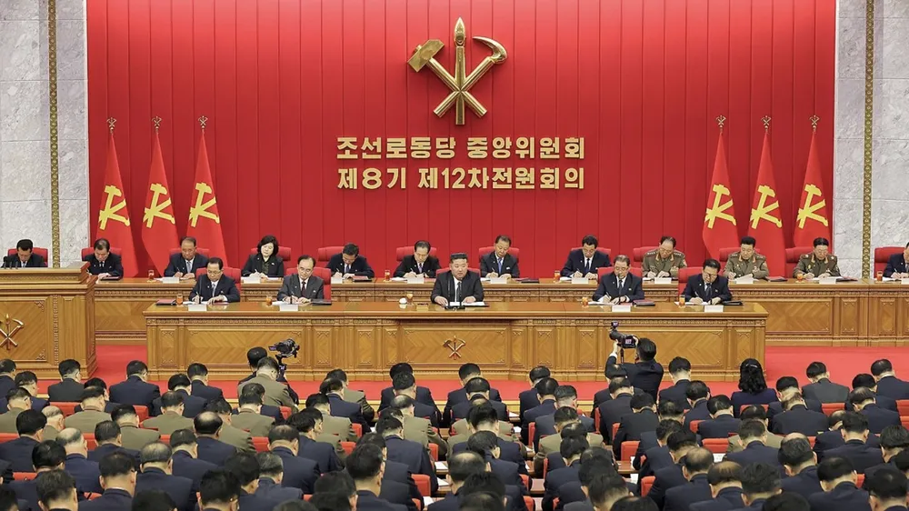 Toàn cảnh phiên họp do KCNA công bố vào ngày 24 - 6. China Daily đăng lại