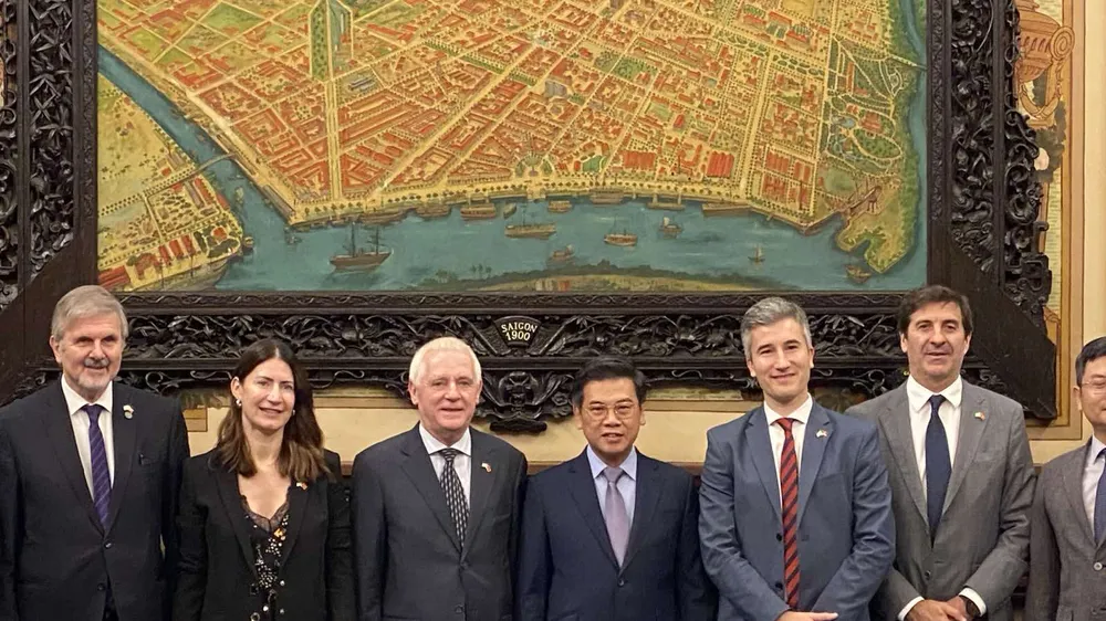 Đồng chí Nguyễn Văn Dũng (giữa), ông Agustin Tejeda Rodriguez - Phó Quốc vụ khanh phụ trách Thị trường Nông sản Thực phẩm và Hội nhập Quốc tế thuộc Bộ Kinh tế Cộng hòa Argentina (bên phải) và Đại sứ Đặc mệnh toàn quyền Cộng hòa Argentina tại Việt Nam – ông Marcos A. Bodnarski (bên trái). Ảnh: XUÂN HẠNH