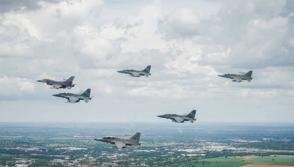Máy bay chiến đấu F-16 của không quân Thái Lan được điều đến khu vực giao tranh. Ảnh: PHNOMPENH POST 