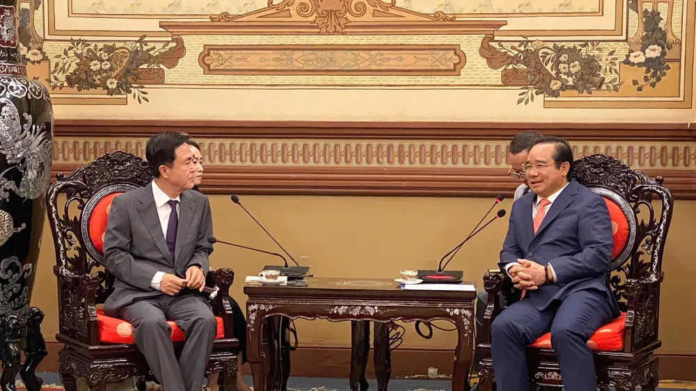 Đồng chí Nguyễn Văn Được, Chủ tịch UBND TPHCM tiếp ông Taeheum Kim, Thống đốc tỉnh Chungcheongnam (Hàn Quốc). Ảnh: XUÂN HẠNH