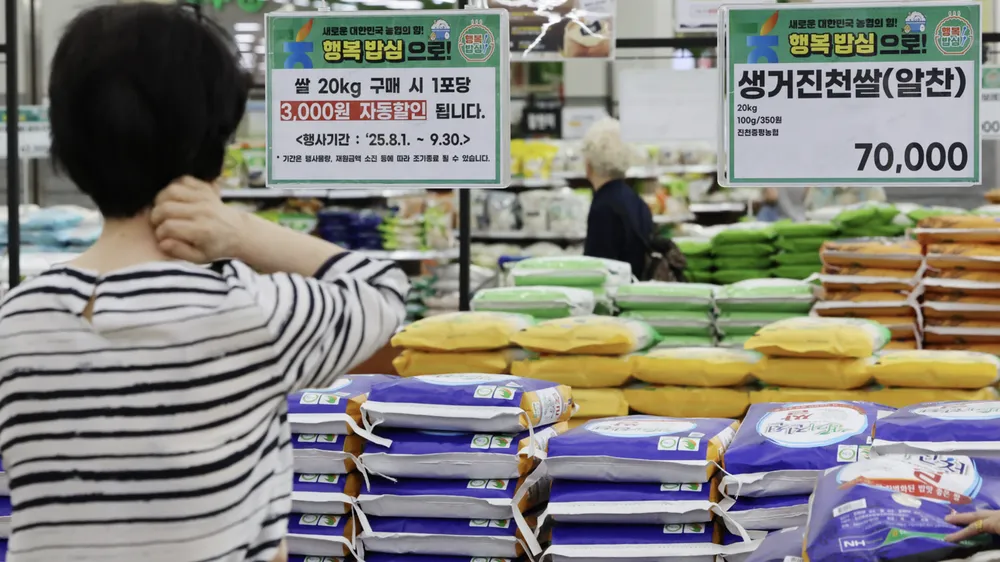 Giá bán lẻ trung bình của một bao gạo 20 kg đã vượt ngưỡng tâm lý 60.000 won. Ảnh: Yonhap
