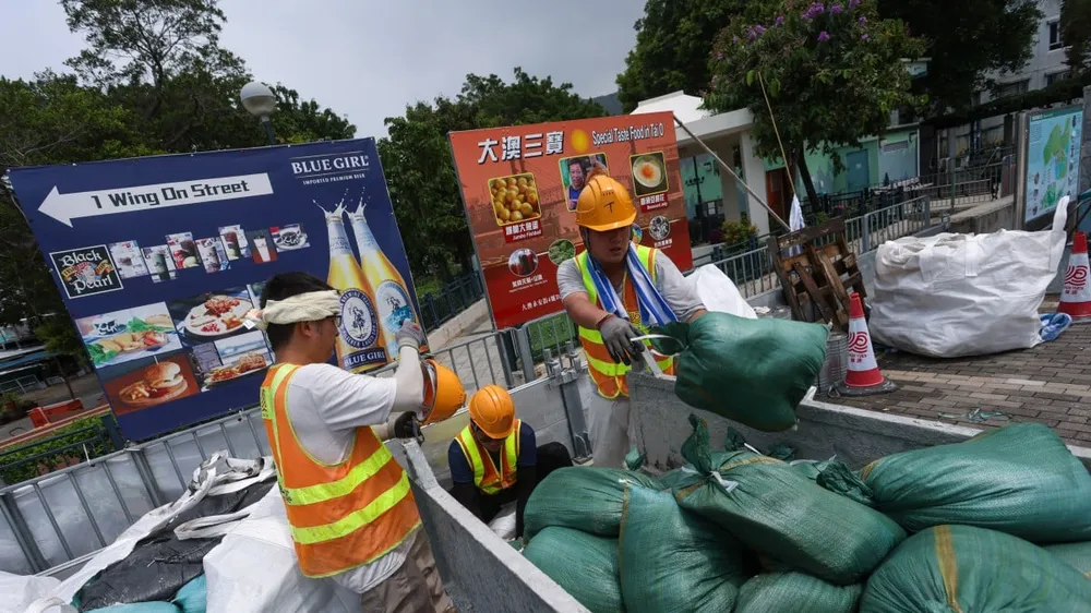 Gia cố chuẩn bị ứng phó với bão Ragasa tại Tai O, một trong những khu vực dễ bị lũ lụt nhất của Hong Kong. Ảnh: SCMP