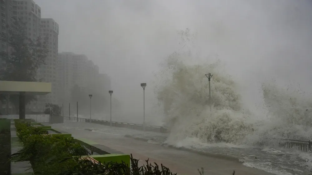 Hong Kong tê liệt khi Đài quan sát nâng mức cảnh báo lên mức cao nhất. Ảnh: HKFP