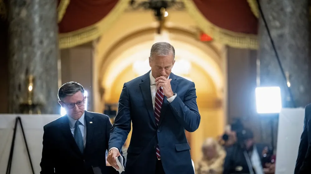 Lãnh đạo phe đa số tại Thượng viện John Thune và Chủ tịch Hạ viện Mỹ Mike Johnson rời đi sau cuộc họp báo tại ở Washington, DC ngày 3-10. Ảnh: BLOOMBERG