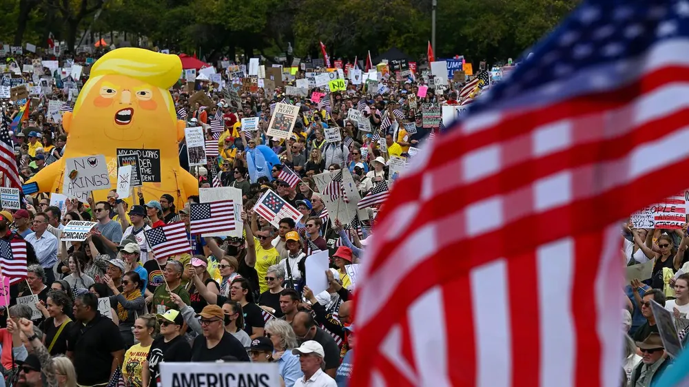 Những người biểu tình tại Công viên Grant ở Chicago. Ảnh: THE WASHINGTON POST