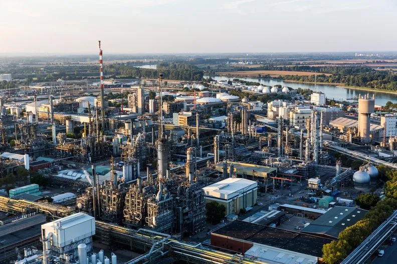 Nhà máy Ludwigshafen của BASF tại Đức, khu phức hợp hóa chất tích hợp lớn nhất thế giới. Ảnh : BASF