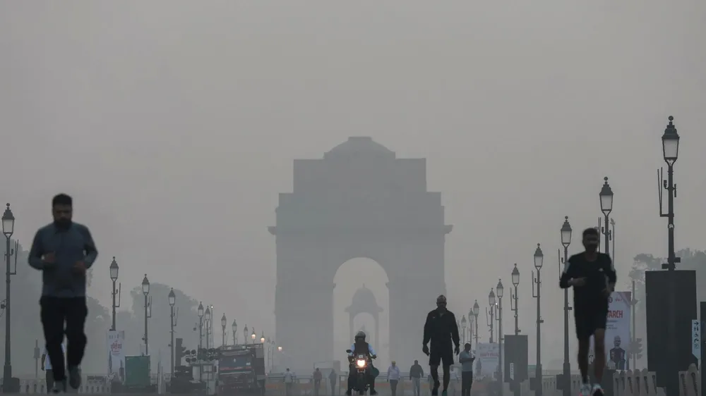 Thủ đô Delhi chìm trong khói bụi độc hại. Ảnh: EPA