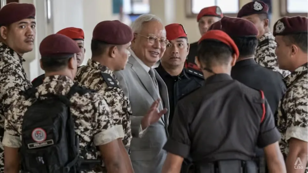 Cựu thủ tướng Najib Razak được đưa đến Khu phức hợp Tòa án Kuala Lumpur. Ảnh: CNA/Fadza Ishak 