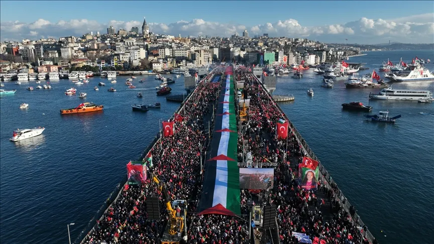 Hình ảnh cầu Galata từ trên cao, khi người dân Istanbul tập trung tuần hành thể hiện sự đoàn kết với người Palestine, kêu gọi chấm dứt chiến tranh ở Gaza, vào ngày 1-1-2026: Ảnh: Cemaleddin Turan/AA