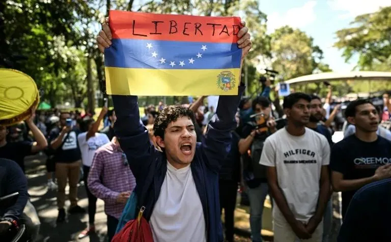 Hàng ngàn người ủng hộ Tổng thống Venezuela Nicolas Maduro đã xuống đường tuần hành tại thủ đô Caracas. Ảnh: YAHOO NEWS