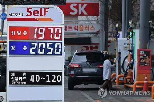 Bảng điện tử hiển thị giá xăng và dầu diesel tại một trạm xăng ở Seoul vào ngày 6-3. Ảnh: YONHAP