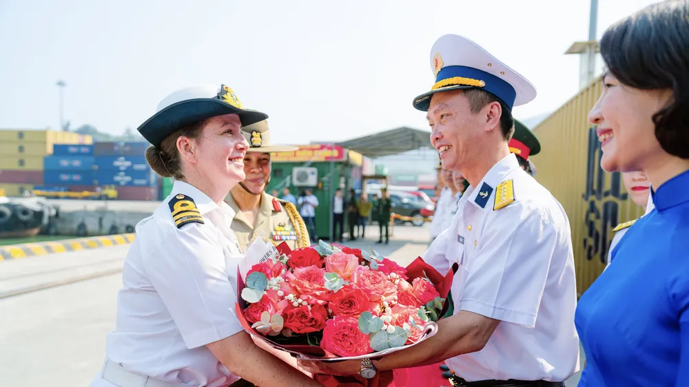 Phó Tham mưu trưởng Vùng 3 Hải quân Việt Nam chào đón Thuyền trưởng tàu HMAS Toowoomba, Trung tá Alicia Harrison.