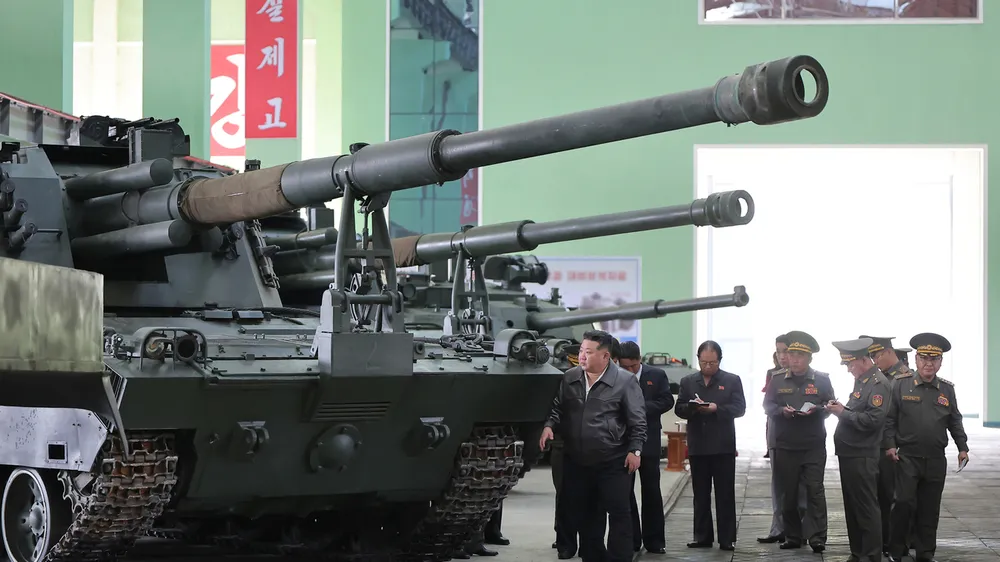 Nhà lãnh đạo Triều Tiên Kim Jong-un thị sát một khẩu pháo tự hành trong chuyến thăm một nhà máy sản xuất đạn dược lớn. Ảnh: KCNA