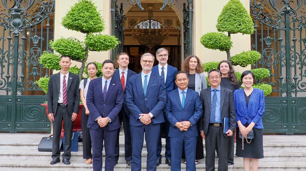 Chủ tịch UBND TPHCM Nguyễn Văn Được và Ngài Olivier Brochet, Đại sứ Pháp tại Việt Nam cùng thành viên trong đoàn chụp ảnh lưu niệm trước trụ sở UBND TPHCM, phường Sài Gòn. ẢNH: HOÀNG HÙNG