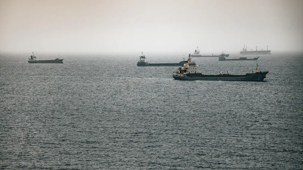 Các tàu thương mại neo đậu ở eo biển Hormuz. Ảnh: CBS NEWS