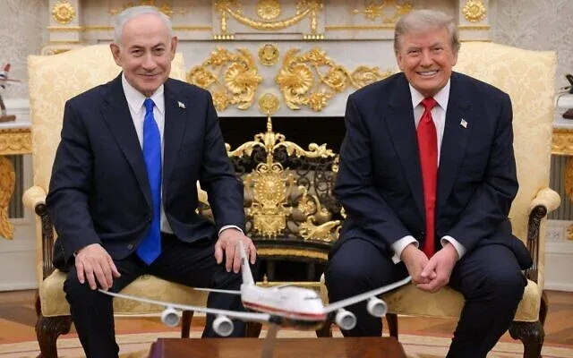 Thủ tướng Benjamin Netanyahu và Tổng thống Mỹ Donald Trump gặp nhau tại Phòng Bầu dục vào ngày 28-7. Ảnh: TIMES OF ISRAEL 
