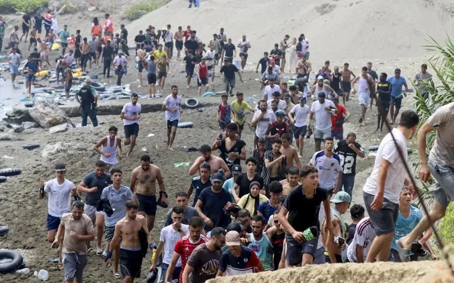 Hàng ngàn thanh niên Morocco đã đổ về biên giới giữa Castillejos (Morocco) và Ceuta. Ảnh: EFE